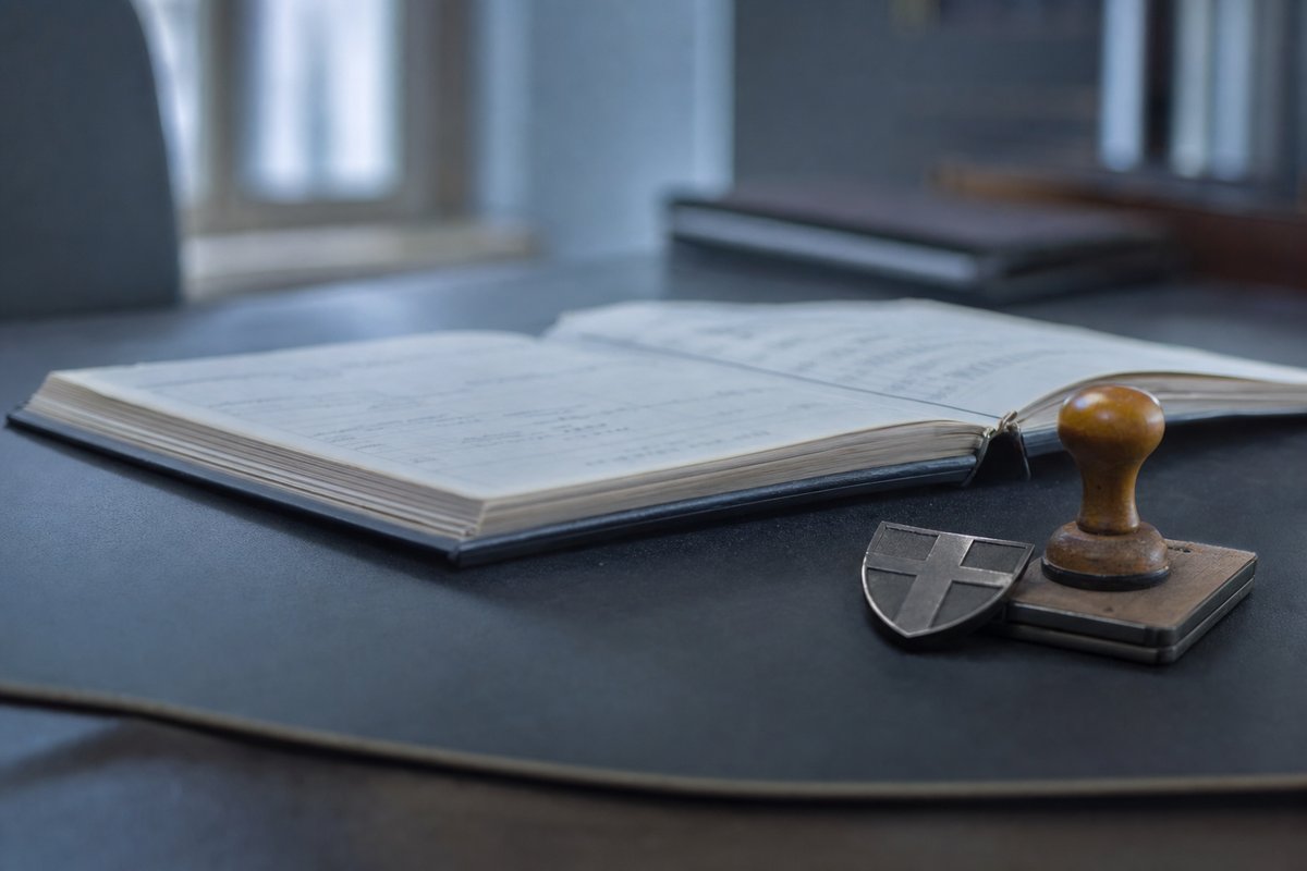 Amtlich wirkendes Register mit Häkchen und Schild als Symbol für die GGL-Whitelist